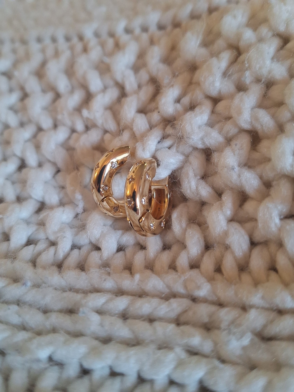 Gold Shiny Star Accent Hoop Earrings - Womens Jewelry 925 Italy NWOT! - Picture 4 of 4
